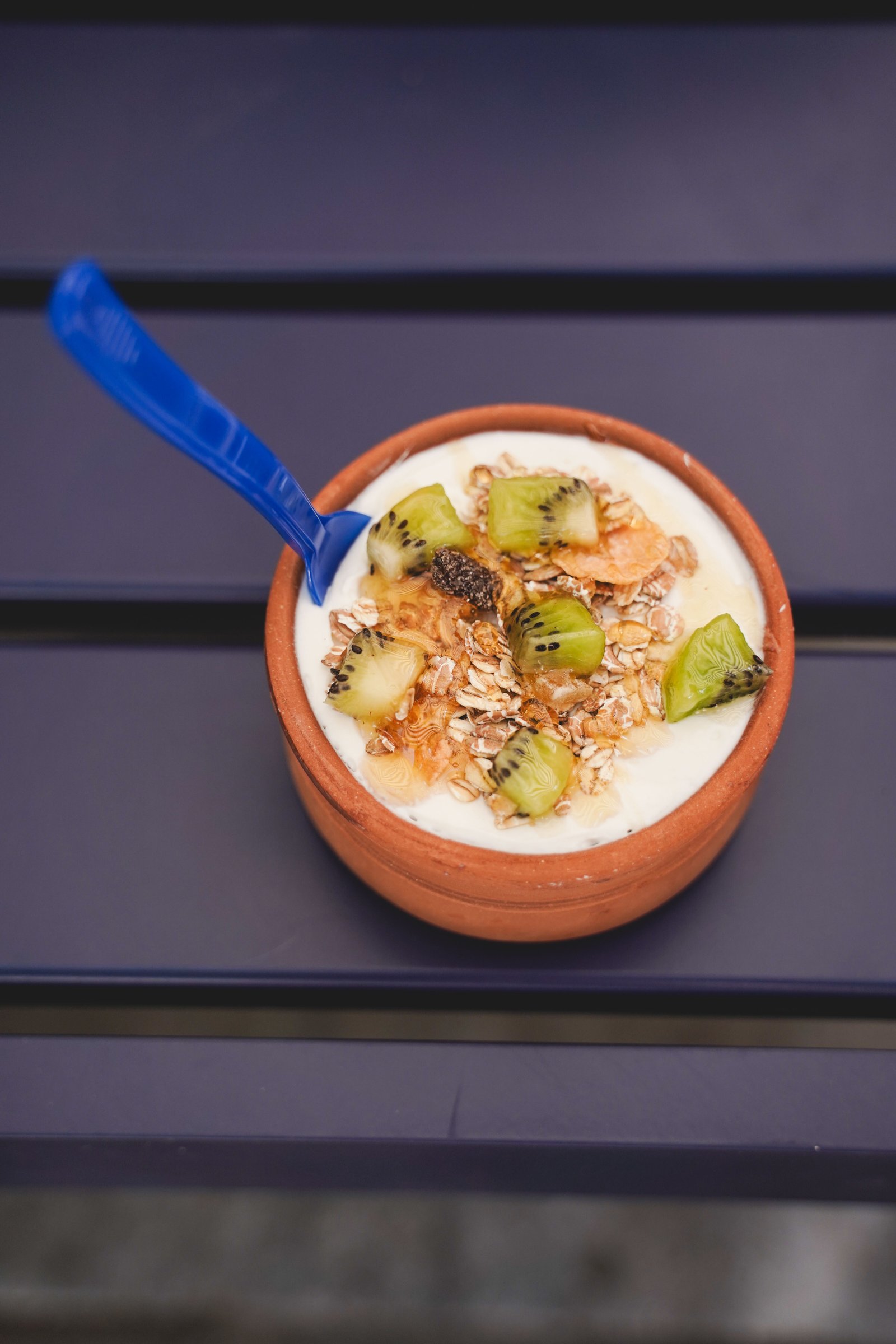 Crispy Delight — Granola, ανθόμελο, φρούτα εποχής
